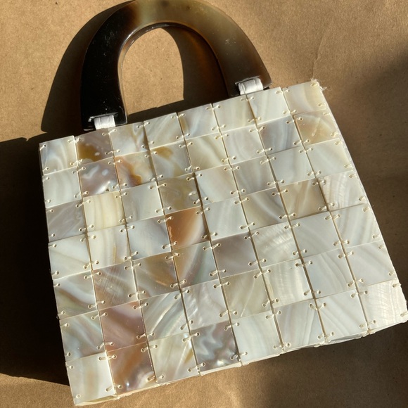 Elegant Small Shell Handbag - Picture 2 of 4